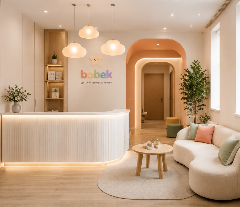 Светлый ресепшен детского центра Bobek с бренд-звездой